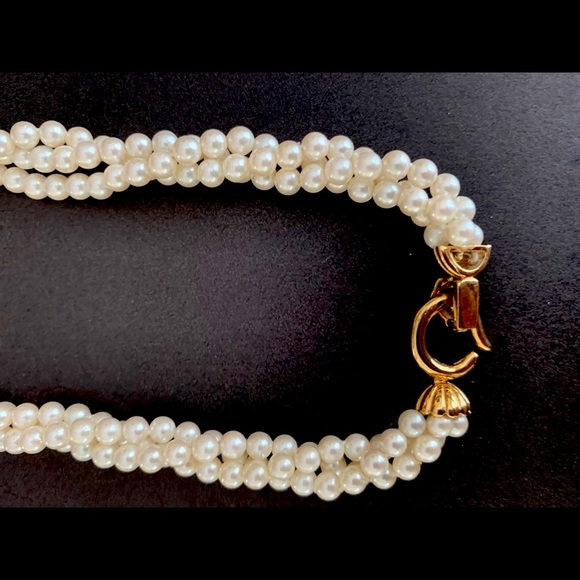 Three strand chunky faux pearl necklace choker style gold tone metal lock - Picture 3 of 4